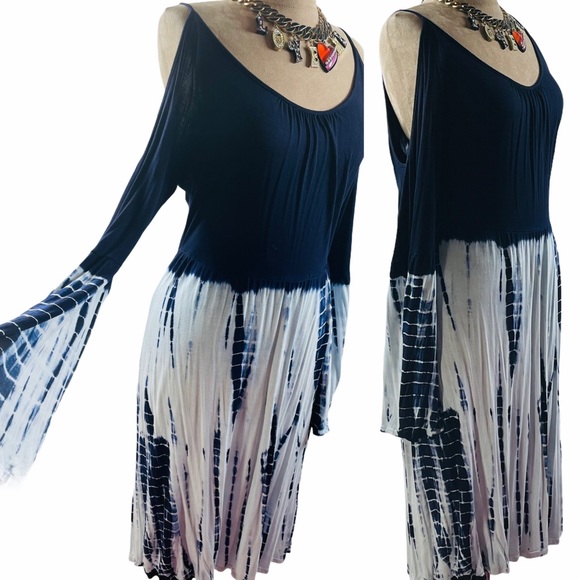 Felicity & Coco Off the Shoulder Bell Sleeve Dress - Picture 4 of 6